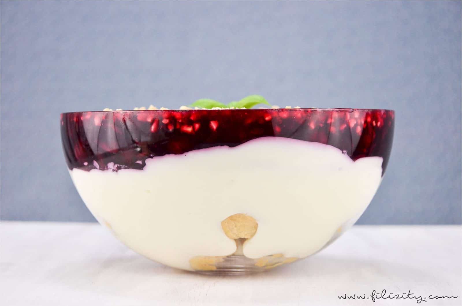 Windbeutel-Schicht-Dessert mit roter Grütze