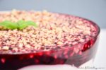 Windbeutel-Schicht-Dessert mit roter Grütze