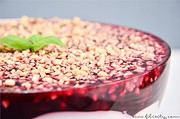 Windbeutel-Schicht-Dessert mit roter Grütze