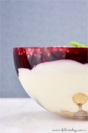 Windbeutel-Schicht-Dessert mit roter Grütze