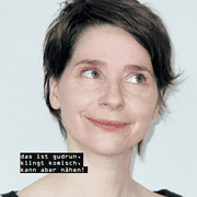 Porträt einer Frau mit kurzen braunen Haaren, die freundlich lächelt, passend für kreative Handwerkskunst und DIY-Projekte bei HANDMADE Kultur.