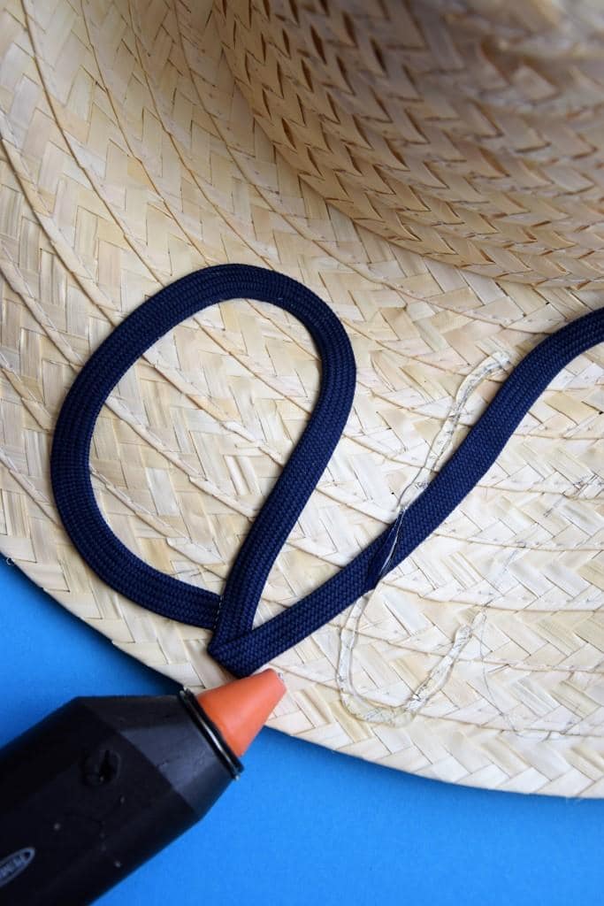 DIY: Strohhut mit Schrift aus Schnürsenkeln – IKEA Fashion Hack