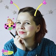 Frau mit lustigen Biene-Haarreifen und Marienkäfer-Design, kreative Handarbeit, DIY, Basteln, Kunsthandwerk, handgemachte Dekorationen, kreative Inspirationen.