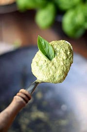Leichtes Basilikum-Pesto mit Joghurt – Easypeasy Feierabend-Rezept