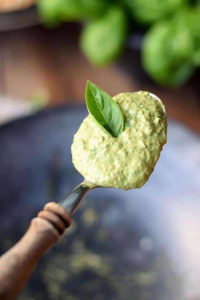 Leichtes Basilikum-Pesto mit Joghurt – Easypeasy Feierabend-Rezept