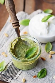 Leichtes Basilikum-Pesto mit Joghurt - Easypeasy Feierabend-Rezept