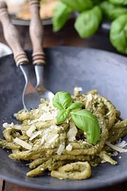 Leichtes Basilikum-Pesto mit Joghurt – Easypeasy Feierabend-Rezept