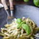 Leichtes Basilikum-Pesto mit Joghurt - Easypeasy Feierabend-Rezept