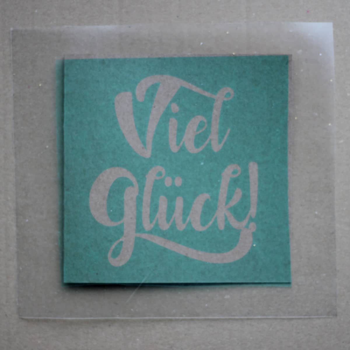 Glückwunschkarte veredelt mit Blattgold (Anleitung & Plotterfreebie „Viel Glück!“)
