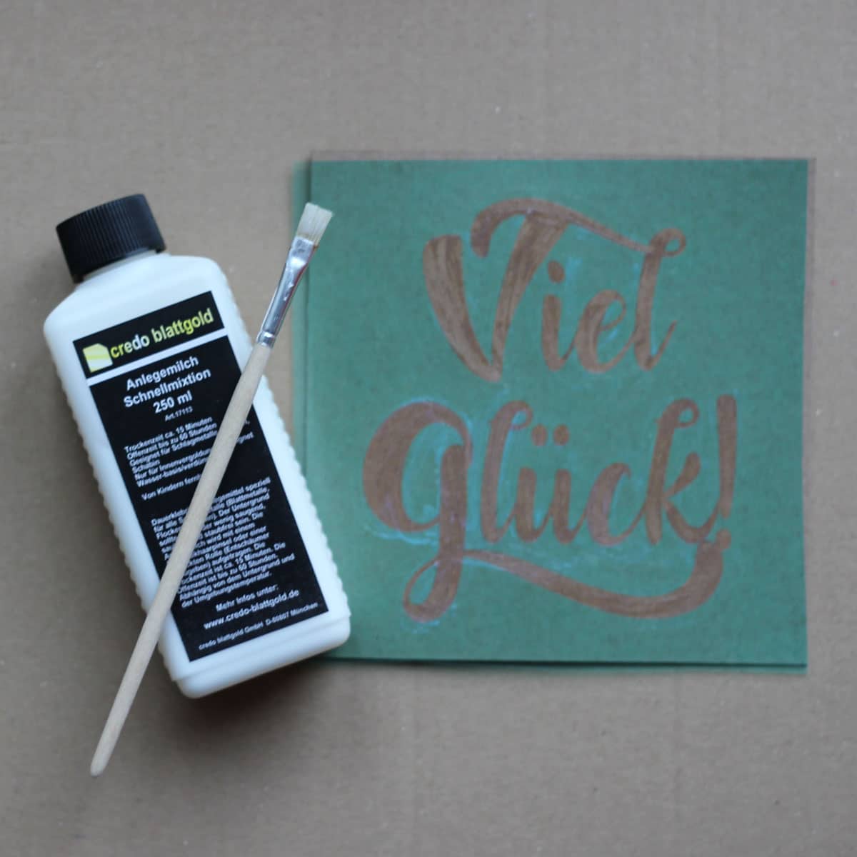 Glückwunschkarte veredelt mit Blattgold (Anleitung & Plotterfreebie „Viel Glück!“)