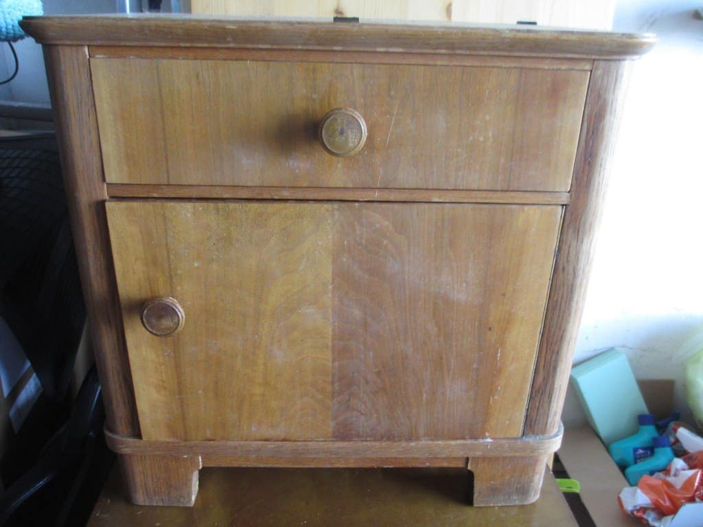 Upcycling: Omas alter Nachttisch