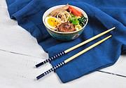 Ramen Nudeln Suppe mit Pulled Pork und Gemüse
