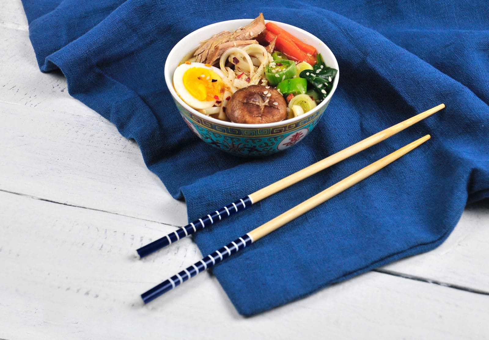 Ramen Nudeln Suppe mit Pulled Pork und Gemüse