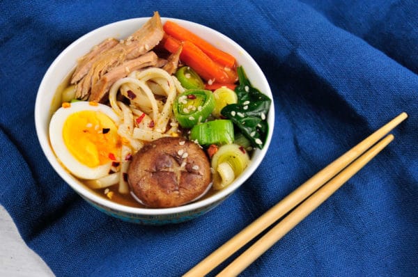 Ramen Nudeln Suppe mit Pulled Pork und Gemüse