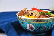Ramen Nudeln Suppe mit Pulled Pork und Gemüse