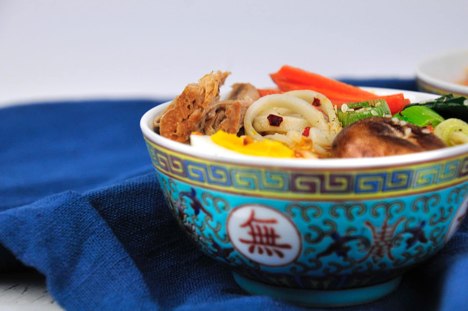 Ramen Nudeln Suppe mit Pulled Pork und Gemüse
