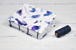 Papierschöpfrahmen und selbstgemachtes Papier (zu einem Notizbuch zusammengebunden)