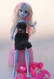 Upcycling: Barbiekleider aus Krawatten