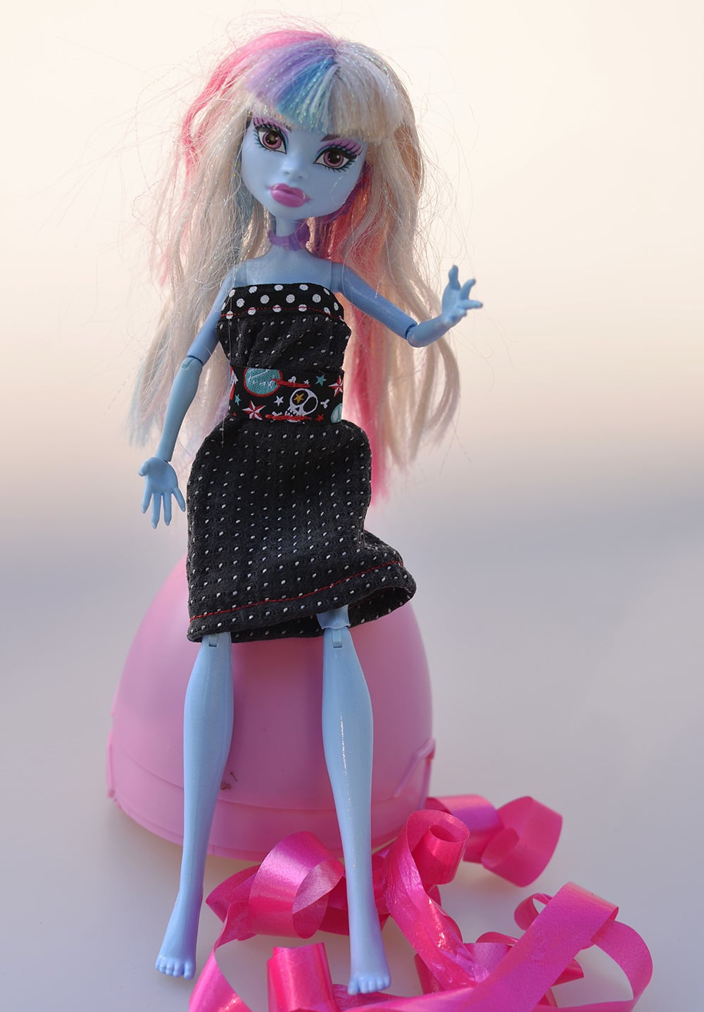 Upcycling: Barbiekleider aus Krawatten