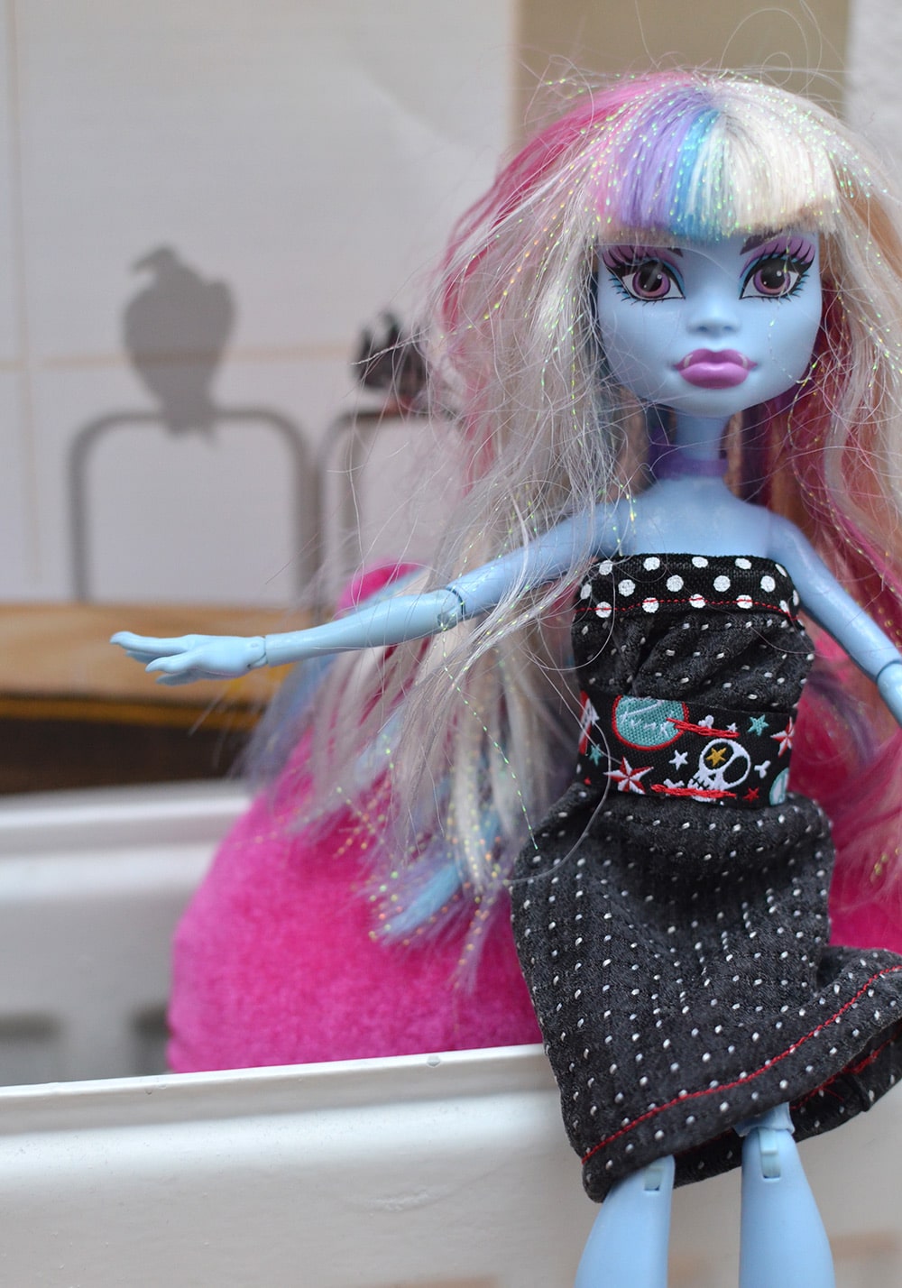 Upcycling: Barbiekleider aus Krawatten