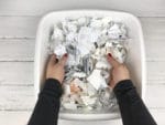Papierschöpfrahmen und selbstgemachtes Papier (zu einem Notizbuch zusammengebunden)