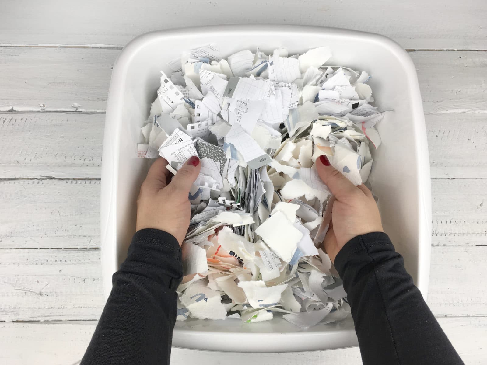Papierschöpfrahmen und selbstgemachtes Papier (zu einem Notizbuch zusammengebunden)