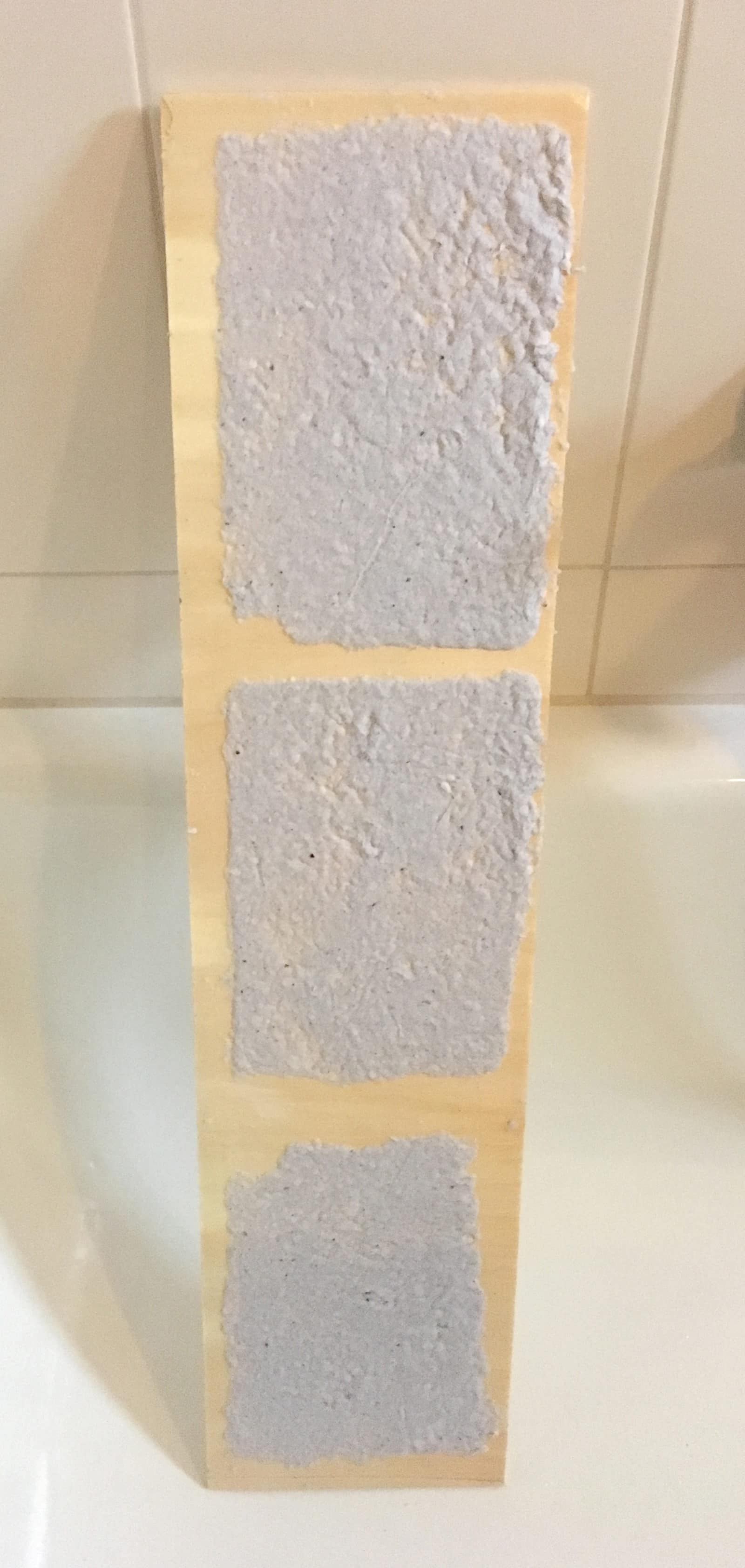 Papierschöpfrahmen und selbstgemachtes Papier (zu einem Notizbuch zusammengebunden)