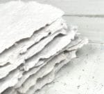 Papierschöpfrahmen und selbstgemachtes Papier (zu einem Notizbuch zusammengebunden)