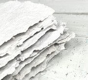 Papierschöpfrahmen und selbstgemachtes Papier (zu einem Notizbuch zusammengebunden)