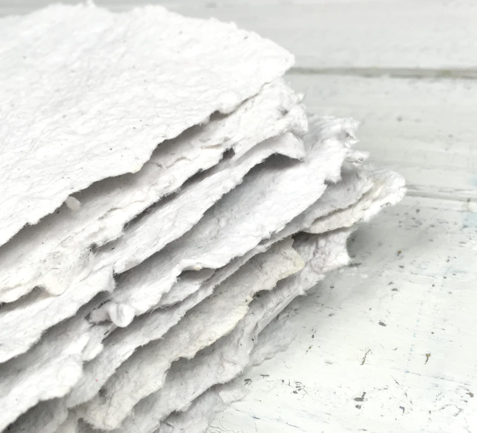 Papierschöpfrahmen und selbstgemachtes Papier (zu einem Notizbuch zusammengebunden)