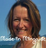 Lächelnde Frau mit braunen Haaren und blauer Himmel im Hintergrund, symbolisiert kreative Handwerkskunst und positive Atmosphäre bei Handmade Kultur.