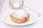 Leckere Berliner mit Himbeermarmelade