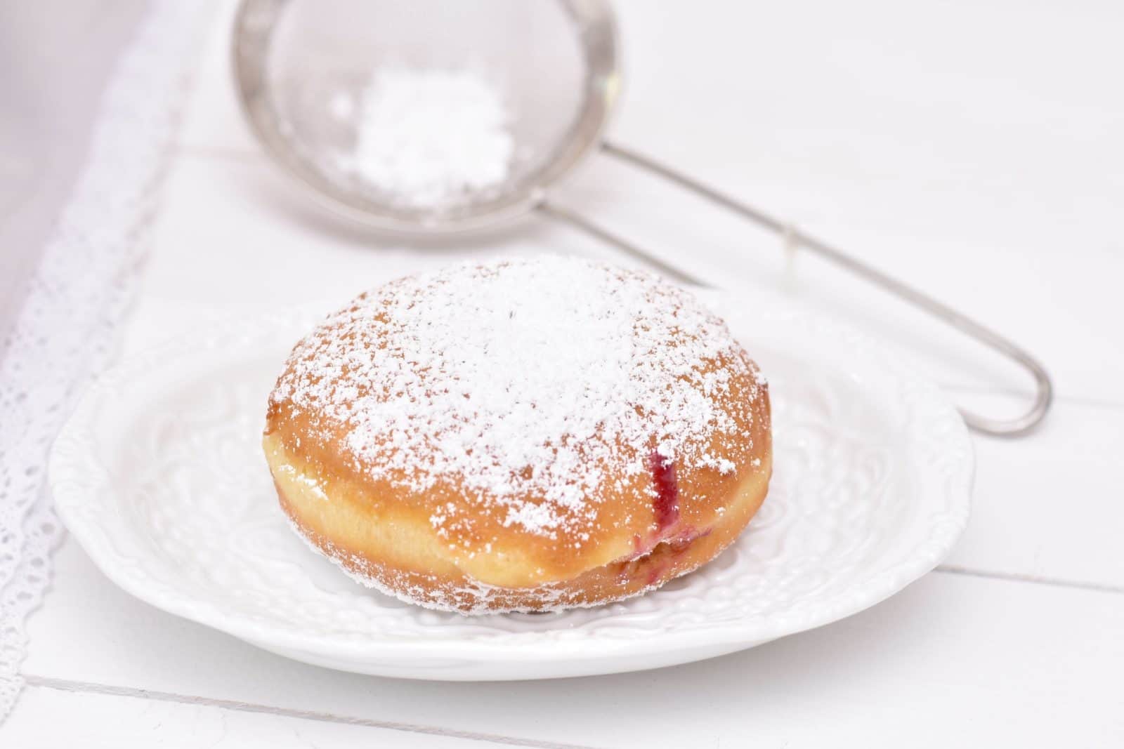 Leckere Berliner mit Himbeermarmelade