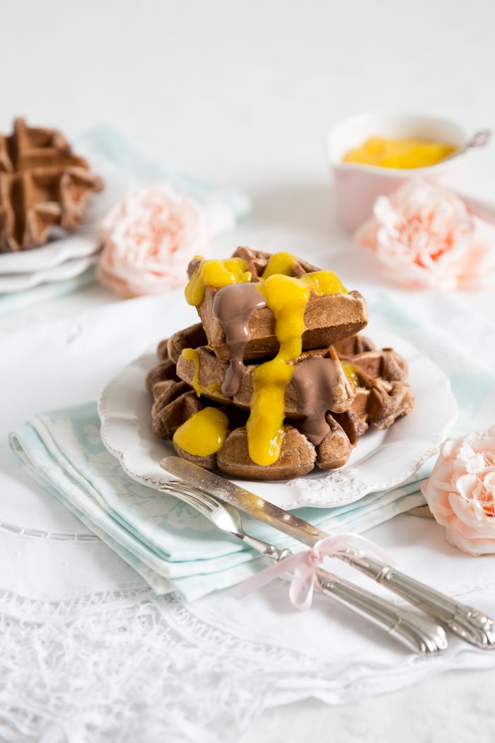 „Schokoladenpudding Waffeln mit Mangopüree!“