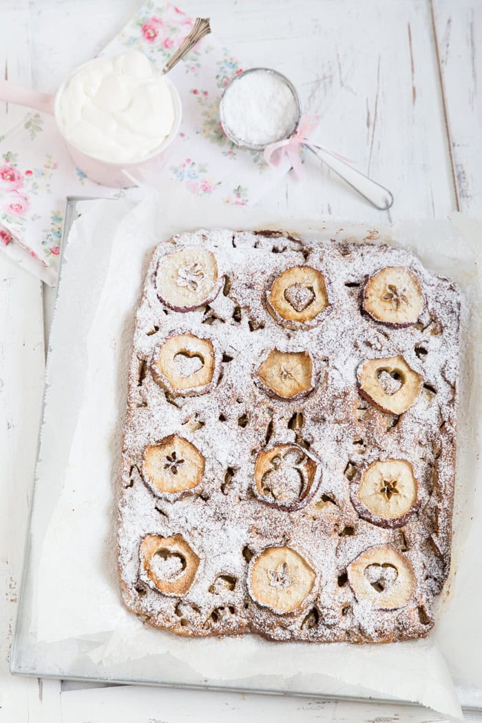 Valentinstag-Apfelkuchen mit einer Joghurt-Walnuss-Füllung