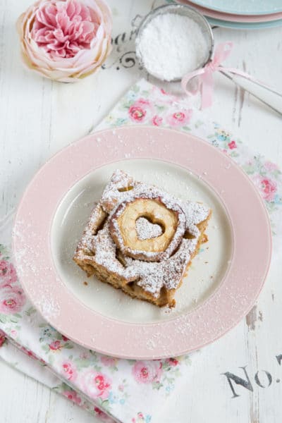 Valentinstag-Apfelkuchen mit einer Joghurt-Walnuss-Füllung