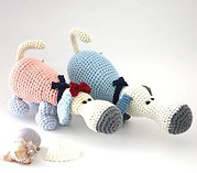 Häkelndes Hundespielzeug in Form von zwei Hunden, handgefertigt, mit bunten Farben, ideal für Haustiere, kreative Handarbeit, Geschenkidee für Tierliebhaber.