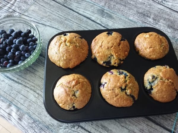 Blaubeermuffins mit weißer Schokolade und Mandeln