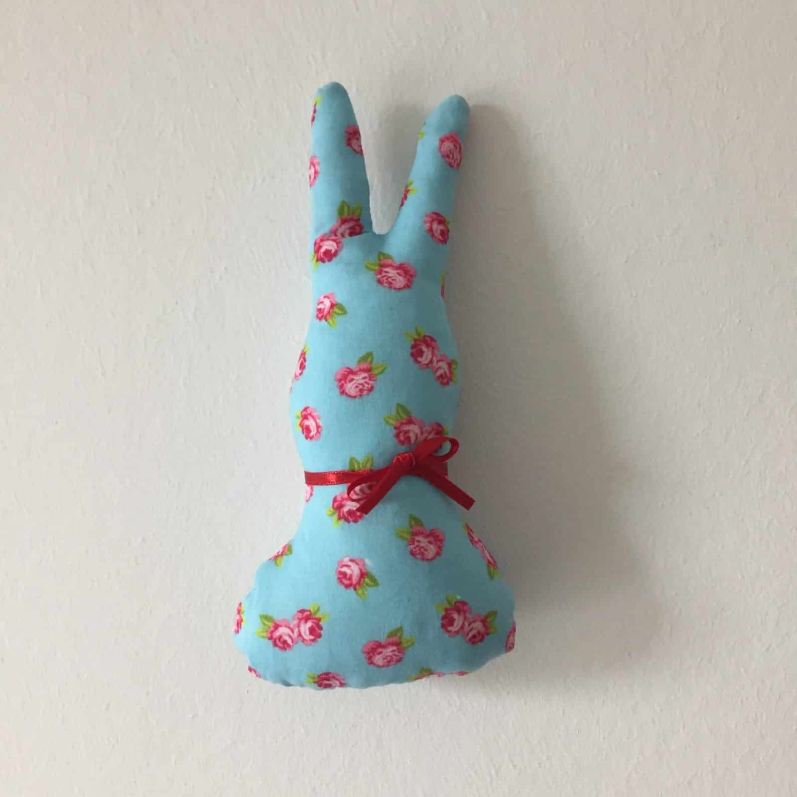 Osterdeko: Puschelhäschen aus Stoff – Osterhasen