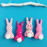 Osterdeko: Puschelhäschen aus Stoff – Osterhasen