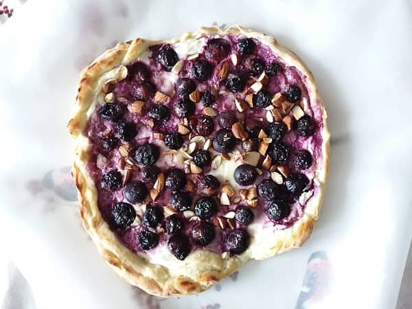 Süßer Flammkuchen mit Blaubeeren und Mandeln