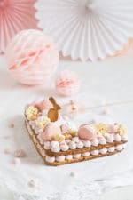 „Buchstaben-Kekstorte mit Macarons & Schokoladenknöpfen!“