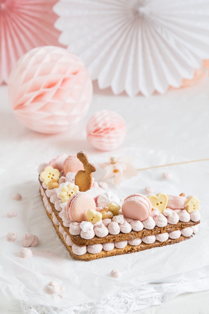 „Buchstaben-Kekstorte mit Macarons & Schokoladenknöpfen!“