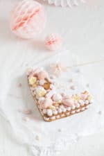 „Buchstaben-Kekstorte mit Macarons & Schokoladenknöpfen!“