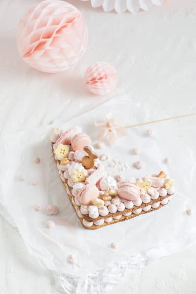 „Buchstaben-Kekstorte mit Macarons & Schokoladenknöpfen!"