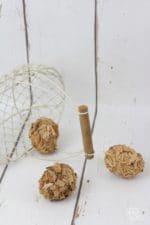 Ostereier mit Holzstückchen basteln