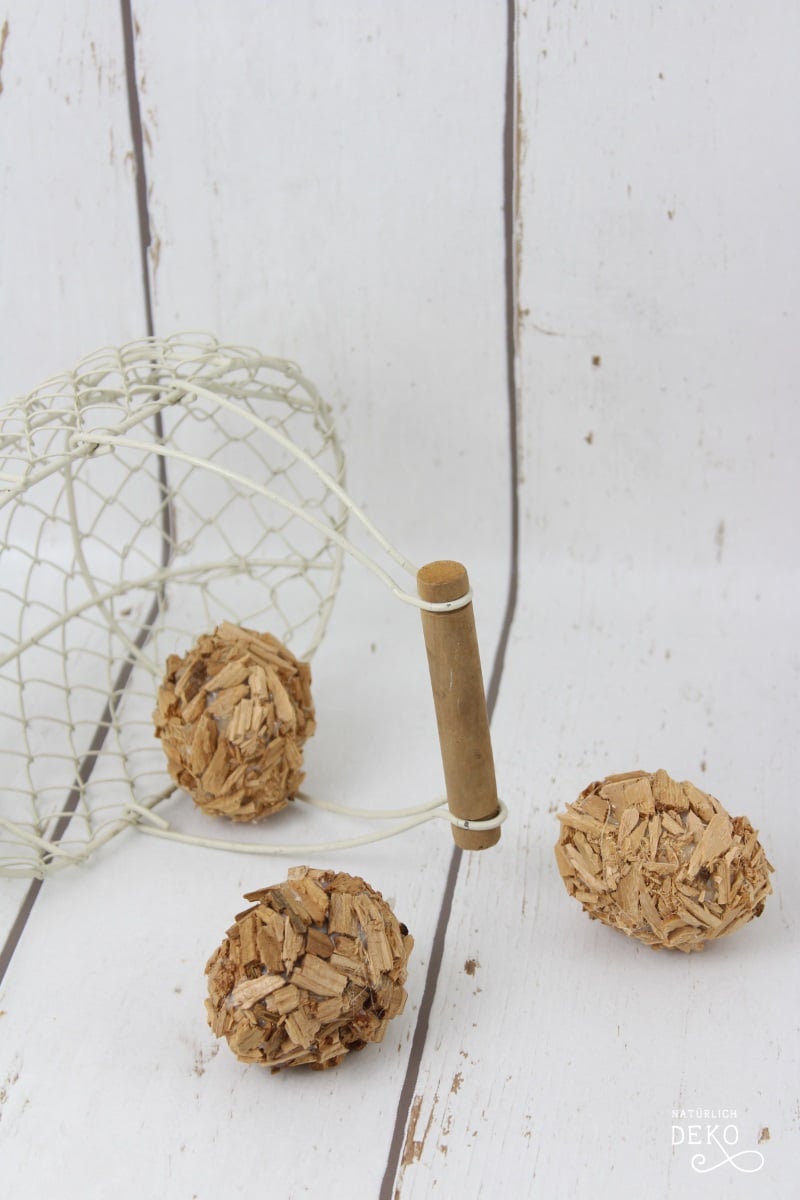 Ostereier mit Holzstückchen basteln