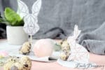 Osterdekoration auf’s Wesentliche konzentiert mit geometrischen Osterhasen