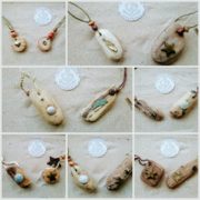 Verschiedene handgefertigte Holzanhänger mit Naturmaterialien, Perlen und Sternen, ideal für Schmuck und Dekorationen, hergestellt im Handmade Kultur Stil.