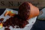 Schokoladenmuffins im Terracotta-Blumentopf mit Mini-Rüblis